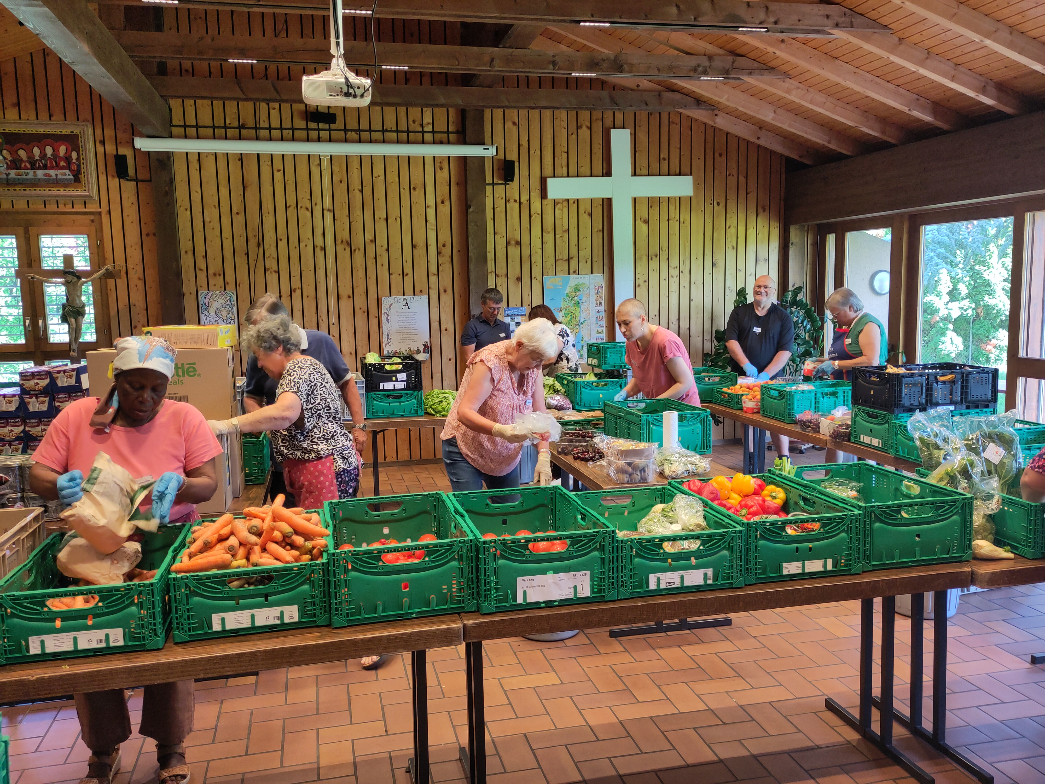 CossEntraide: préparation de la distribution de fruits et légumes