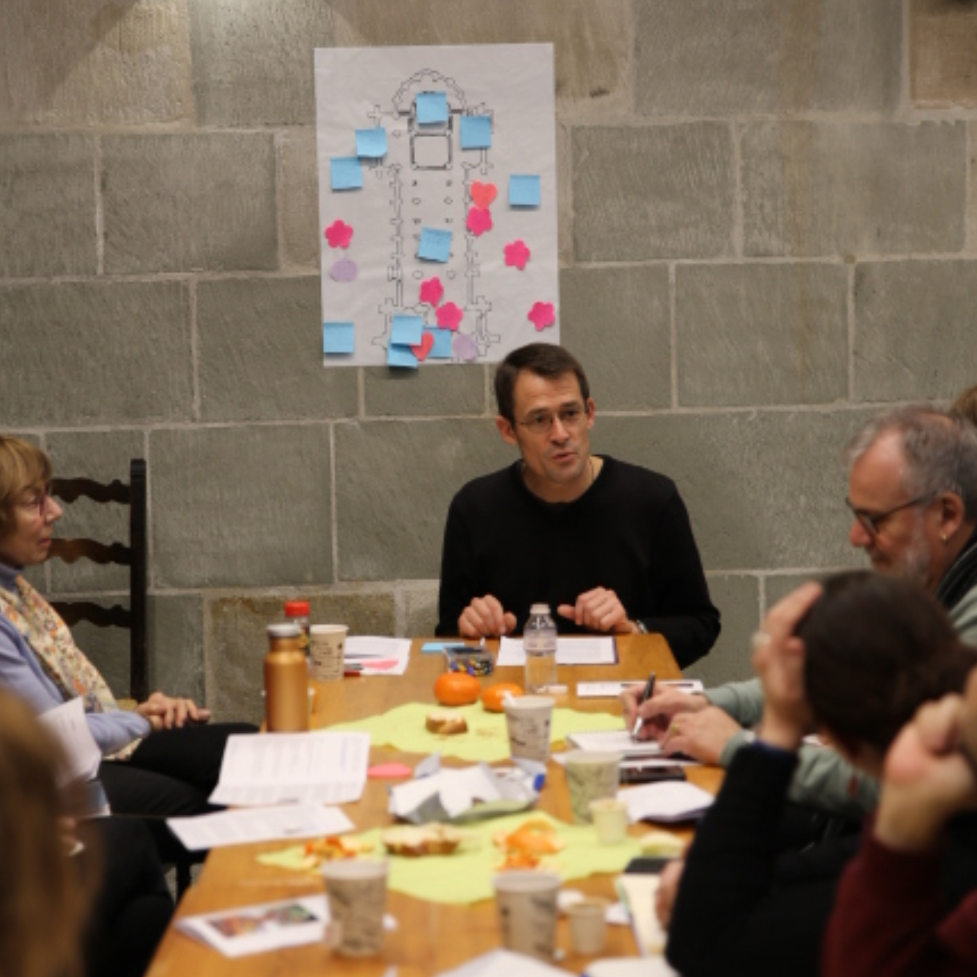 session de travail lors de la journée de formation pour guides en église